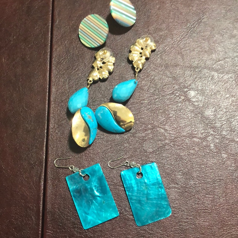 Four turquoise colored pierced earrings with gold colored metal